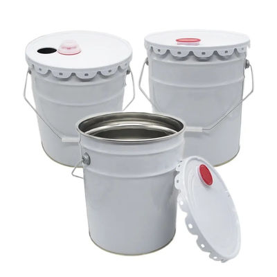 5 galloni di metallo bianco con coperchi di plastica rosso