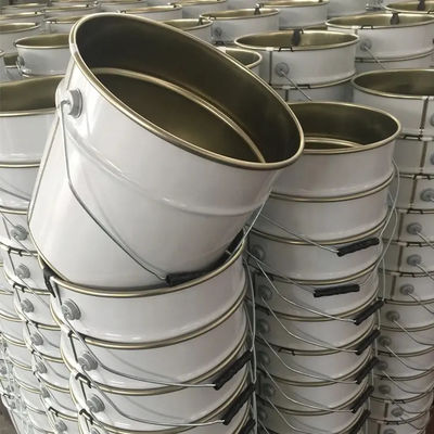 Botti di metallo per il trasporto e lo stoccaggio dei chicchi di caffè