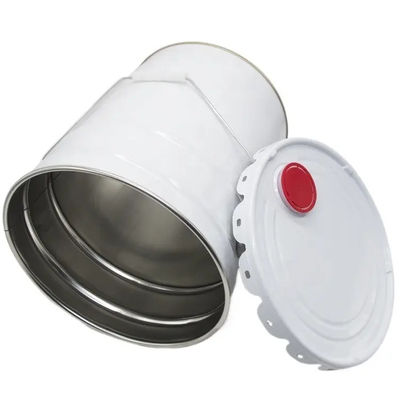 5 galloni di metallo bianco con coperchi di plastica rosso