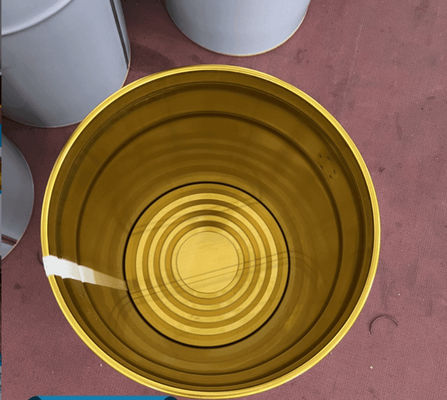 Scafo di latta con tappo di gomma